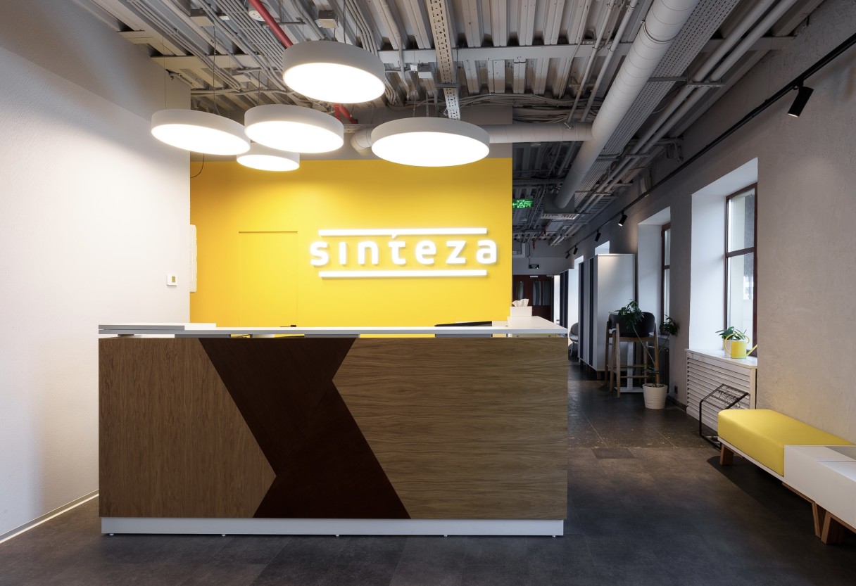 Группа компаний Sinтeza — это объединение услуг и уникальной мебели премиум-класса в комплексное Fit-out-решение для создания жилых и коммерческих пространств с особой атмосферой.