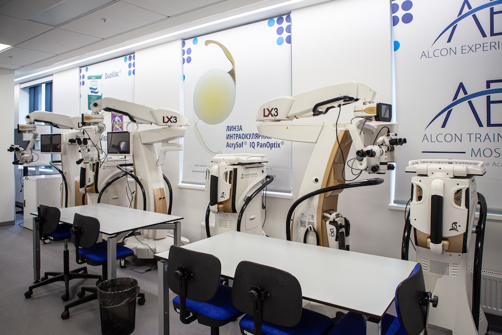 В офисе работает учебный центр и лаборатория для обучения офтальмохирургов, офтальмологов и оптометристов