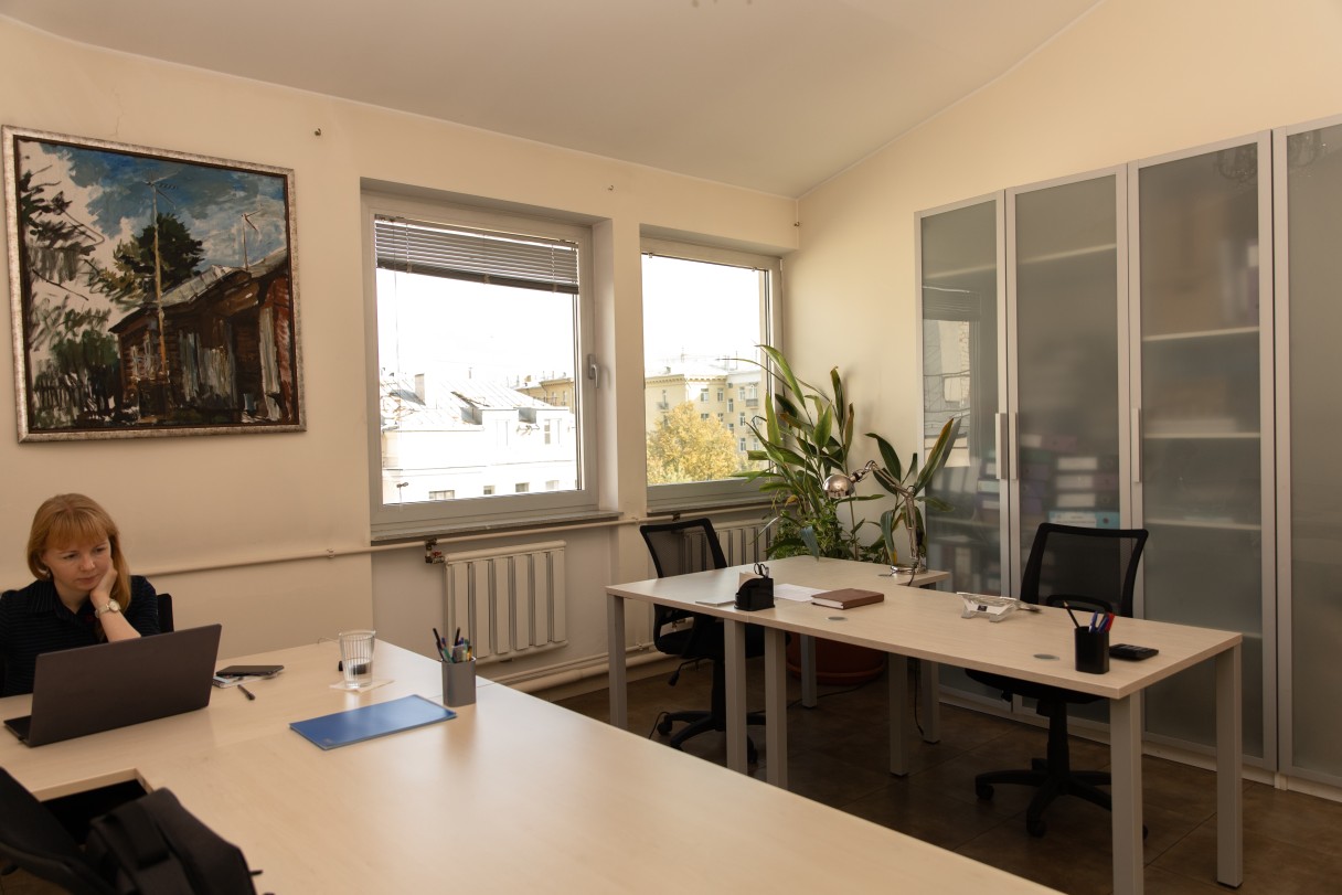 В кабинетах есть все для продуктивной работы: современный дизайн, удобный рабочий стол и техника