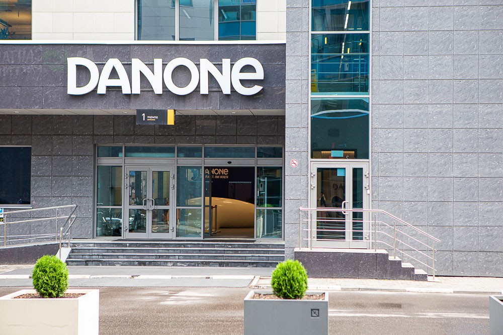 Danone — глобальная FMCG-компания, придерживающаяся дуального подхода. В его основе — сочетание успешного бизнеса и забота о сотрудниках и обществе в целом