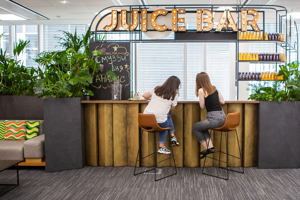 Juice Bar — хорошее место для обсуждения последних новостей по статусу проекта, например за бокалом сока или смузи