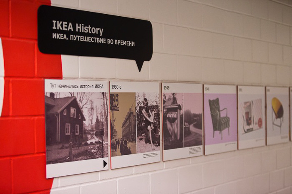 Таблички на стенах подсобных помещений напоминают сотрудникам об истории компании