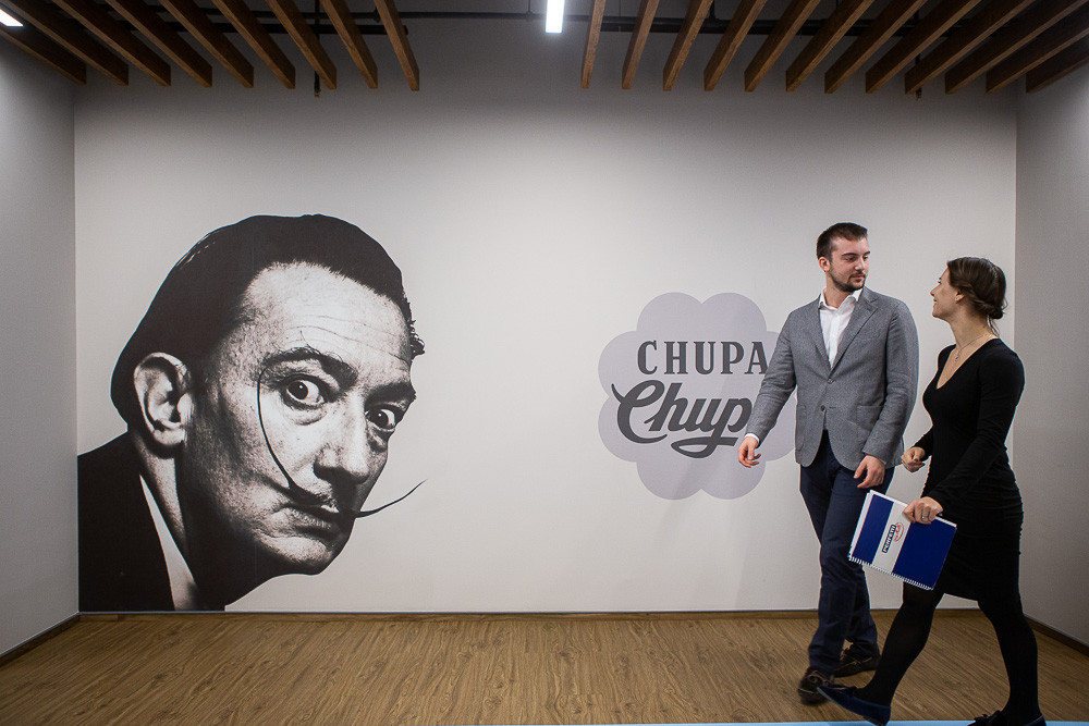 В 1994 году бренд Chupa Chups выпустил самый большой леденец в мире — Chupa Chups Mega. Его вес составлял 725 грамм, что равно 60 классическим Chupa Chups