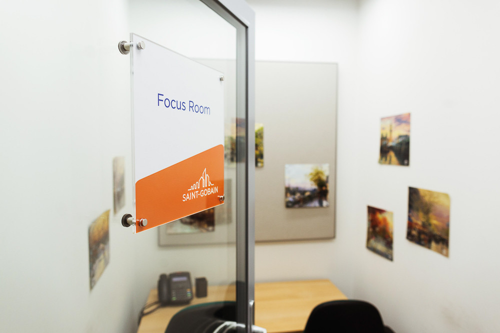 Помимо переговорных в офисе есть ещё и focus rooms — небольшие кабинеты, в которых можно поработать в тишине или просто забежать, чтобы ответить на звонок