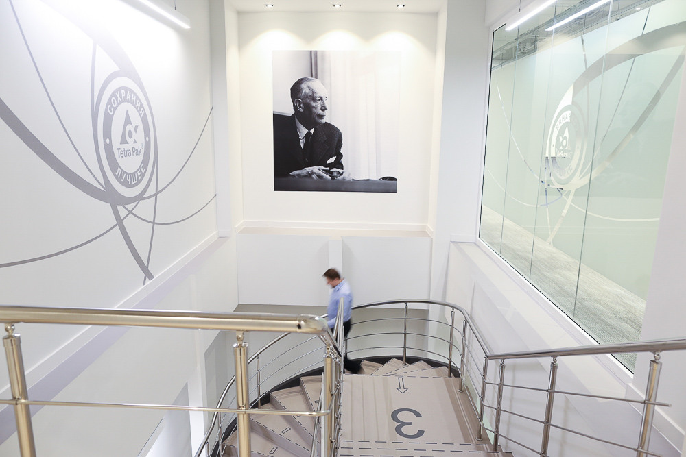 На стенах в офисе размещены цитаты и фотографии Рубена Раусинга — основателя Tetra Pak