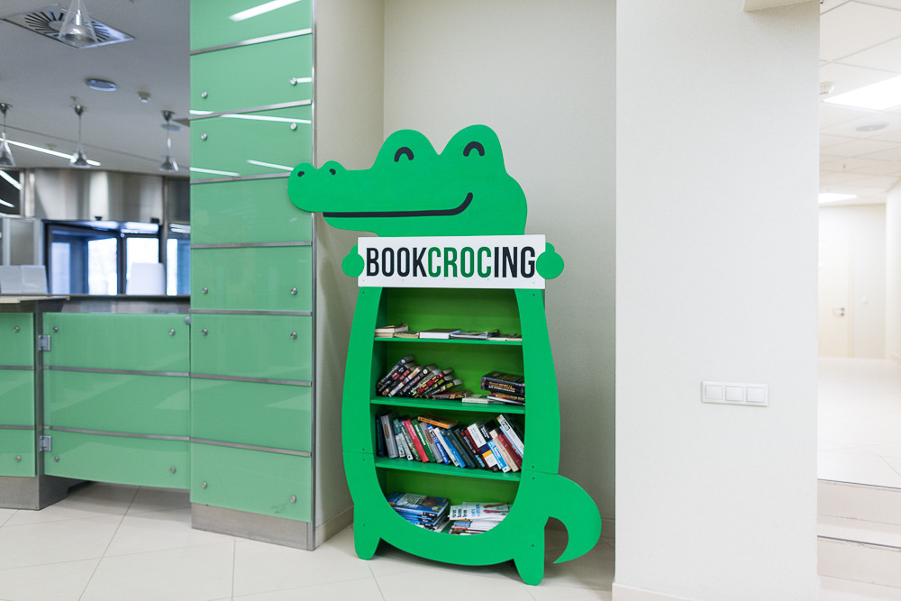 Символ компании, крокодил, помогает сотрудникам обмениваться литературой. BookCrocing – корпоративный проект по обмену книгами