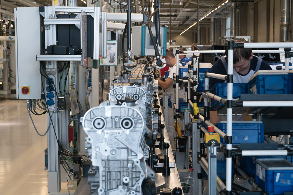 На заводе Фольксваген сотрудники могут получить навыки, необходимые в работе сварщика на машинах контактной и полуавтоматической сварки и стропальщика