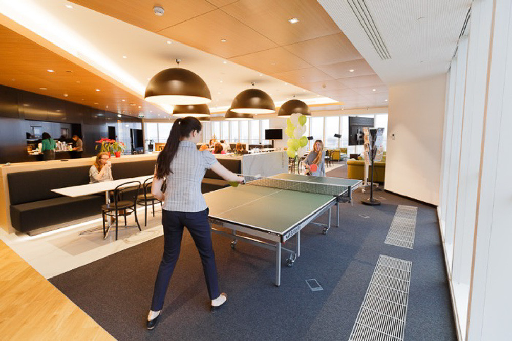 Из спортивных зон, помимо столов для пинг-понга, в офисе есть настольный футбол, аэрохоккей и комнаты для йоги