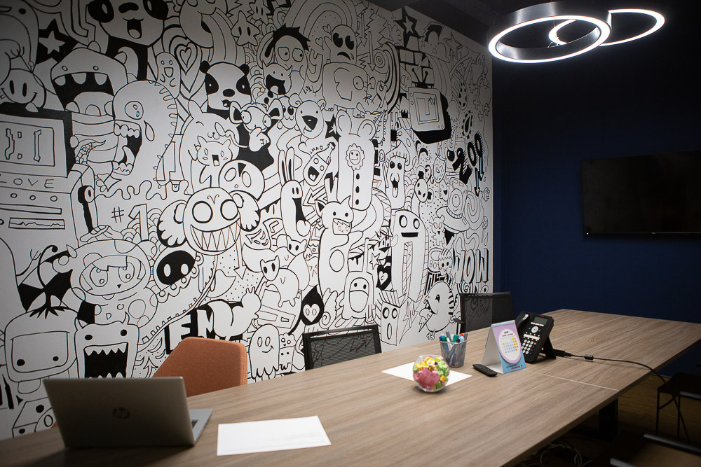 Каждая переговорная в московском офисе обладает уникальным ярким дизайном