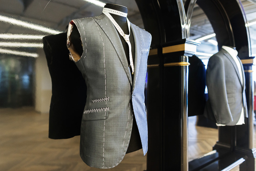 Переговорные оформлены в стилистике брендов: например, одна из комнат выполнена в стиле магазина английских костюмов