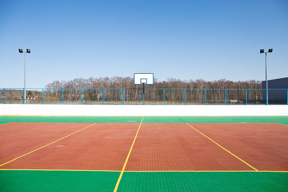 Летом сотрудники играют в волейбол и баскетбол, а зимой – в хоккей на собственной площадке.