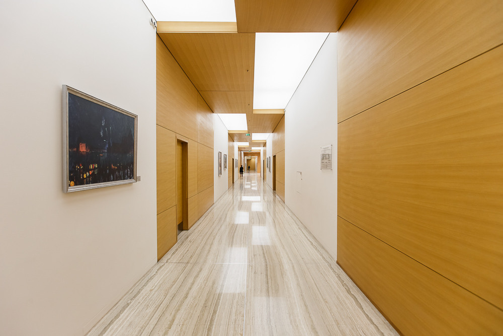 Этажи бизнес-центра «Кругозор», который занимает московский офис компании, оформлены деревянными панелями в одном стиле