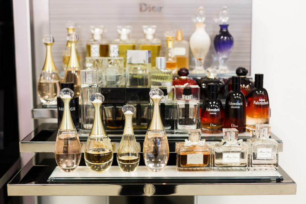 В офисе каждого бренда есть стойки с косметикой и парфюмерией