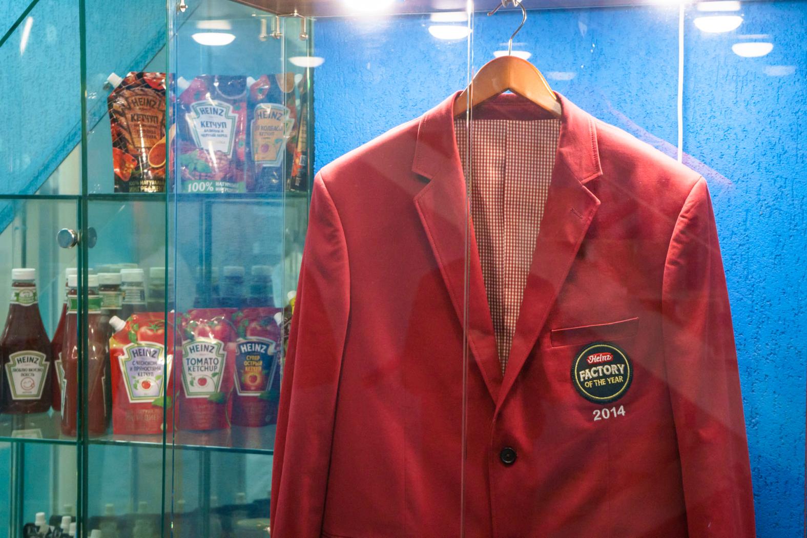 В 2014 году завод в Отрадном был признан лучшим среди всех заводов Heinz в мире. В фойе завода с тех пор висит символ этой победы – знаменитый красный пиджак.