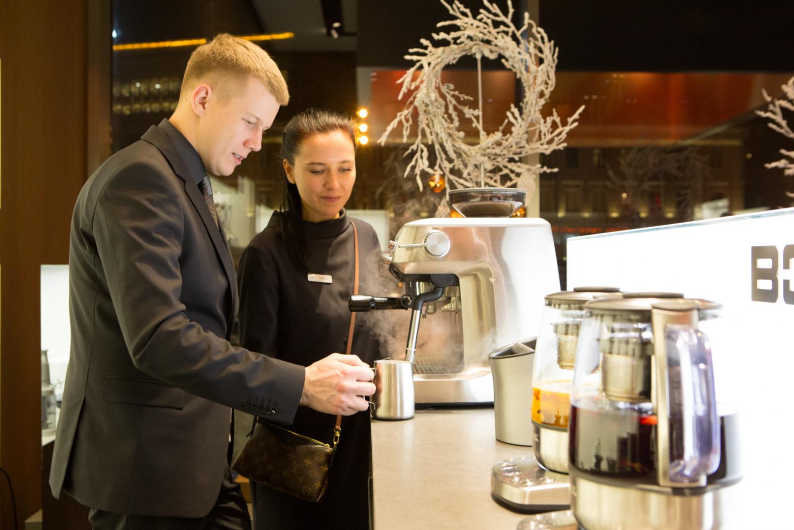 Гости бутика могут выпить чашку кофе или попробовать чай из умного чайника BORK, который умеет правильно заваривать любые сорта.