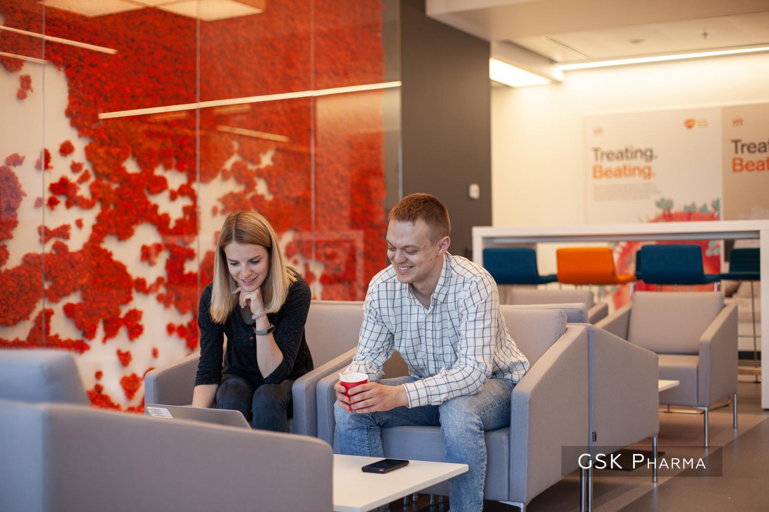 Офис GSK Pharma украшает панно с изображением эритроцитов