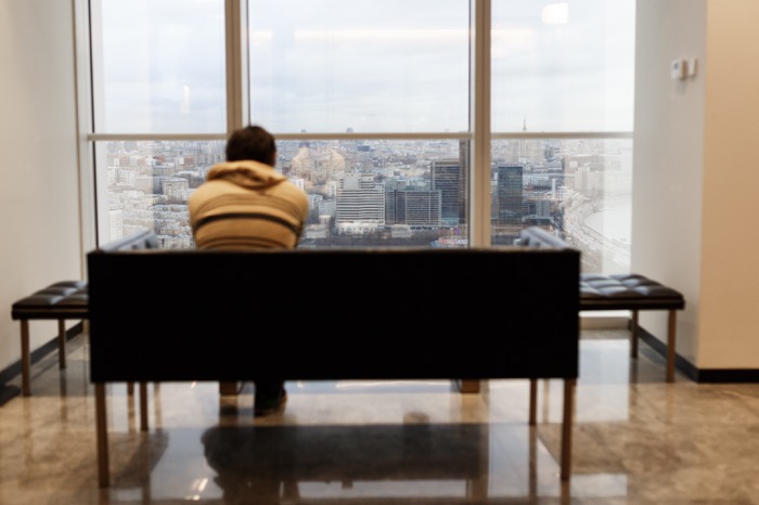 Одна из возможностей, которая есть у сотрудников головного офиса, – медитативно посмотреть на город через большие панорамные окна