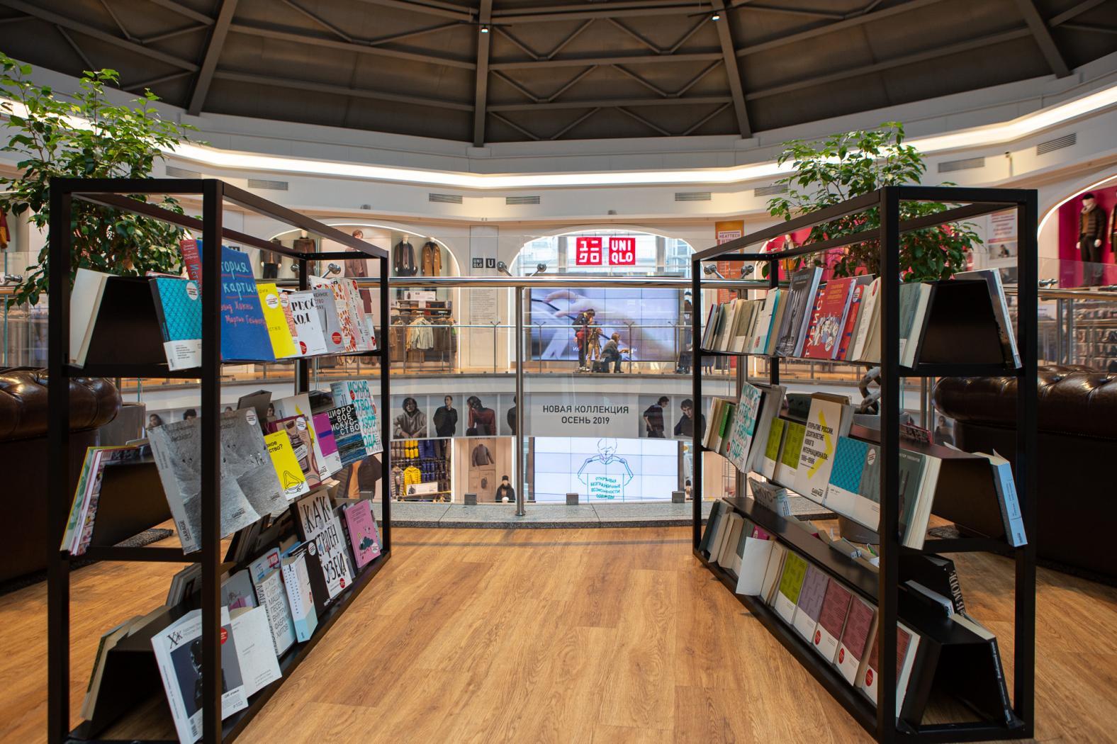 В магазине в ТРК «Атриум» находится оформленная при поддержке Музея современного искусства «Гараж» зона отдыха, где покупатели могут полистать книги об искусстве и послушать тематические лекции.