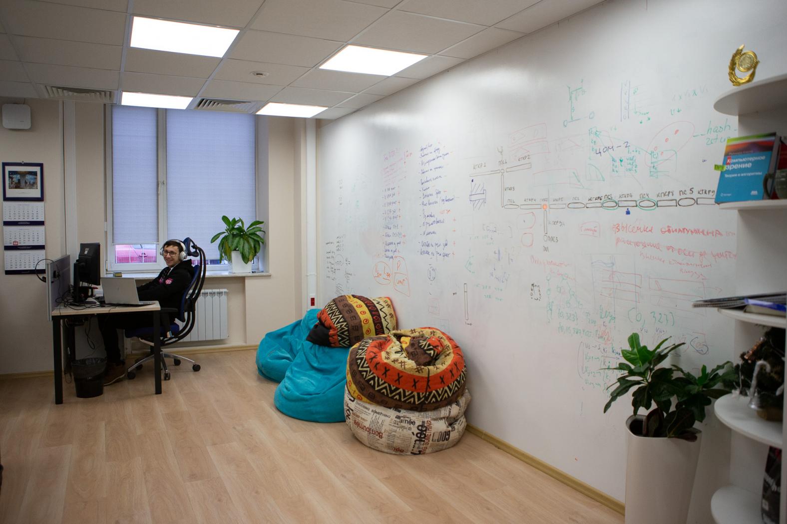 Новый офис сочетает в себе open space, кабинеты, переговорные комнаты разных форматов и зоны для отдыха. 