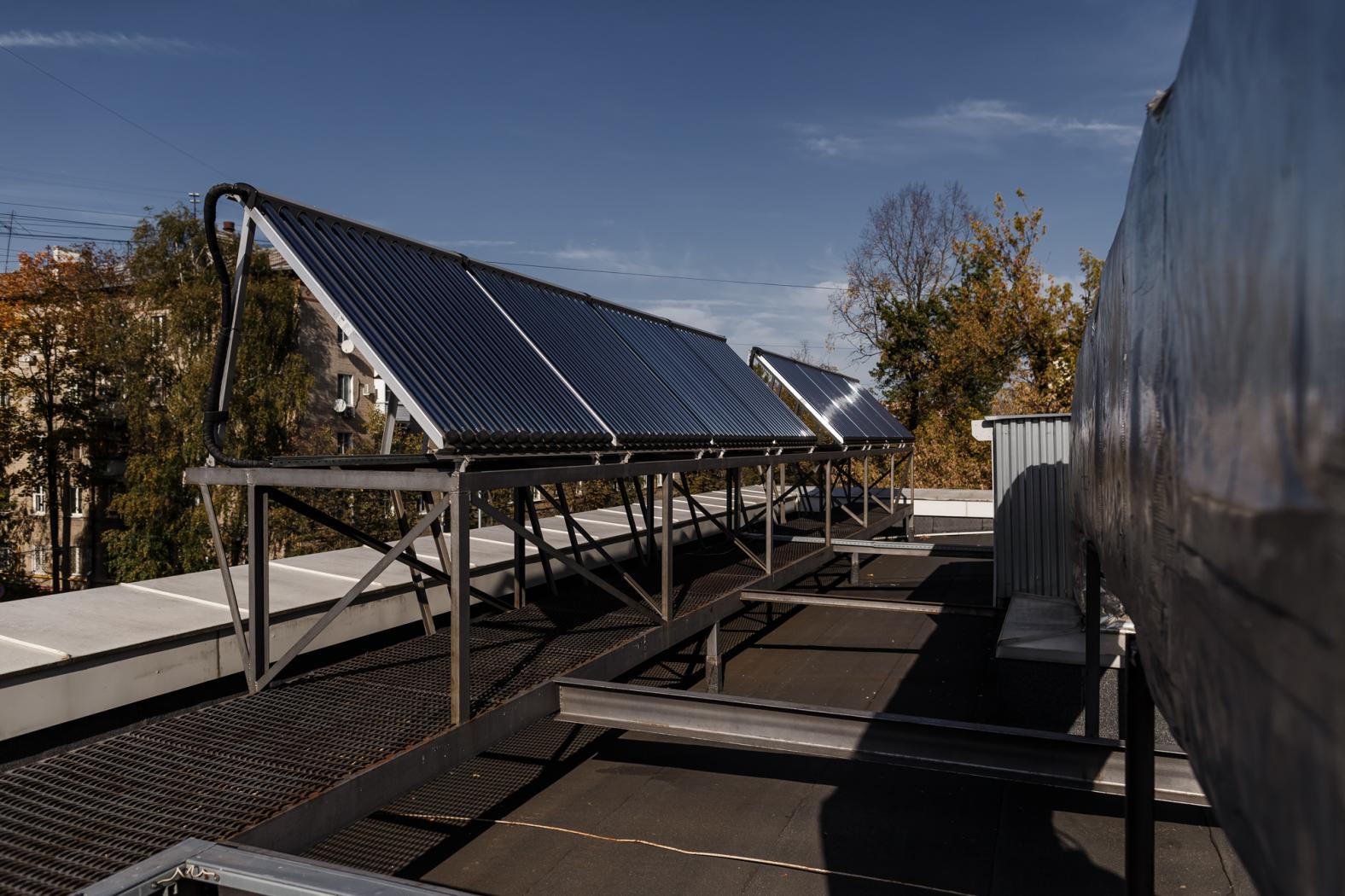 На крыше «Академии» установлены солнечные коллекторы — они помогают сберечь электричество и сэкономить на отоплении
