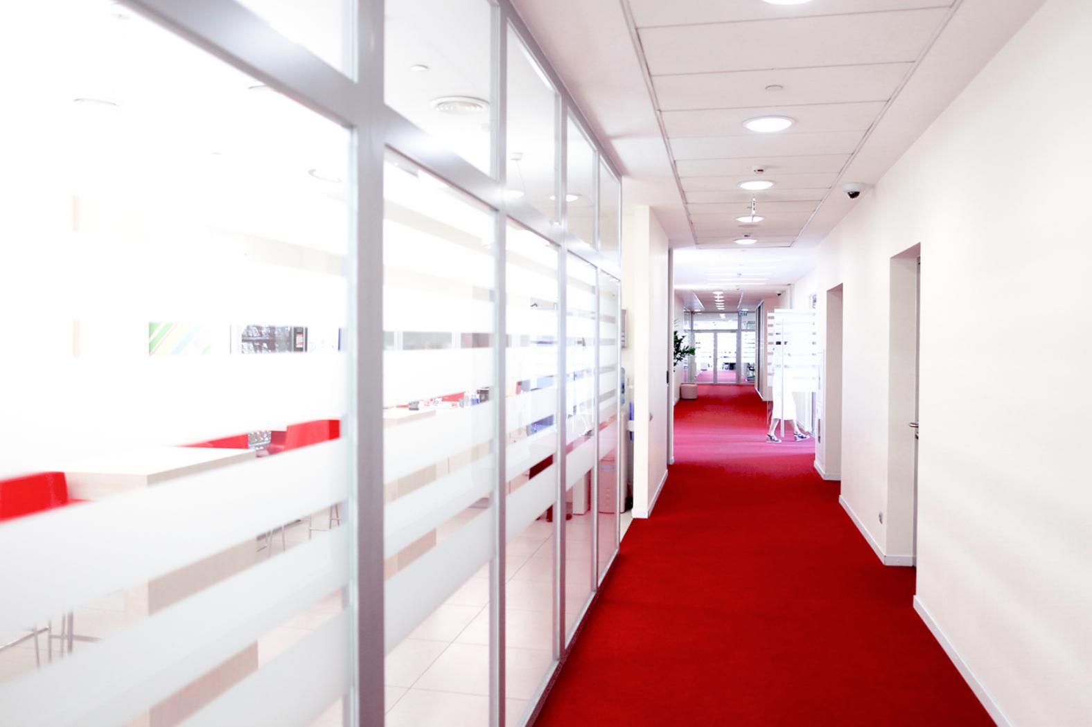 В оформлении офиса Московской биржи часто используются фирменные цвета компании - красный и белый.