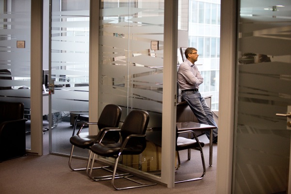 Большинство сотрудников работают в open space, но у руководителей всё же есть отдельные кабинеты