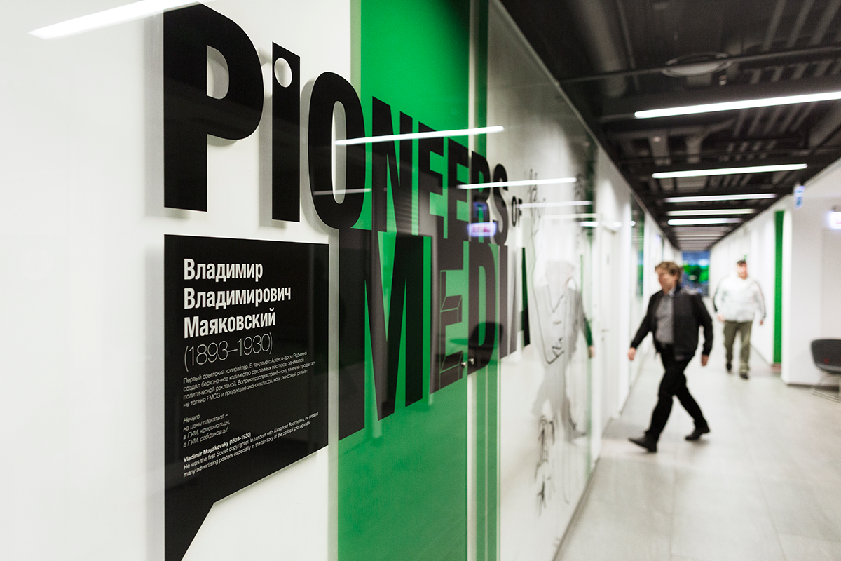 Инсталляции от современных художников, обыгрывающих темы медиа и инноваций, встречаются по всему офису