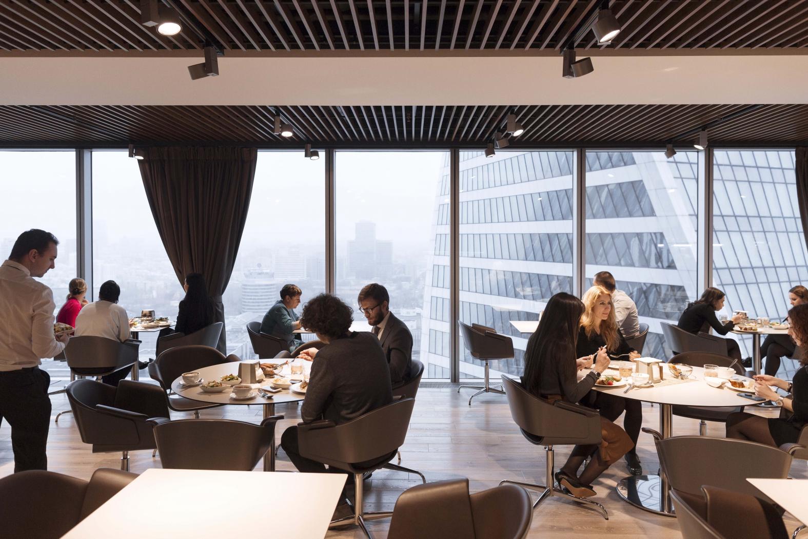 В корпоративном кафе с панорамным видом сотрудников бесплатно угощают блюдами ресторанного уровня. 