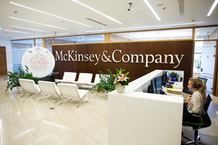 У каждого сотрудника McKinsey есть персональный наставник, который занимается его профессиональным развитием.
