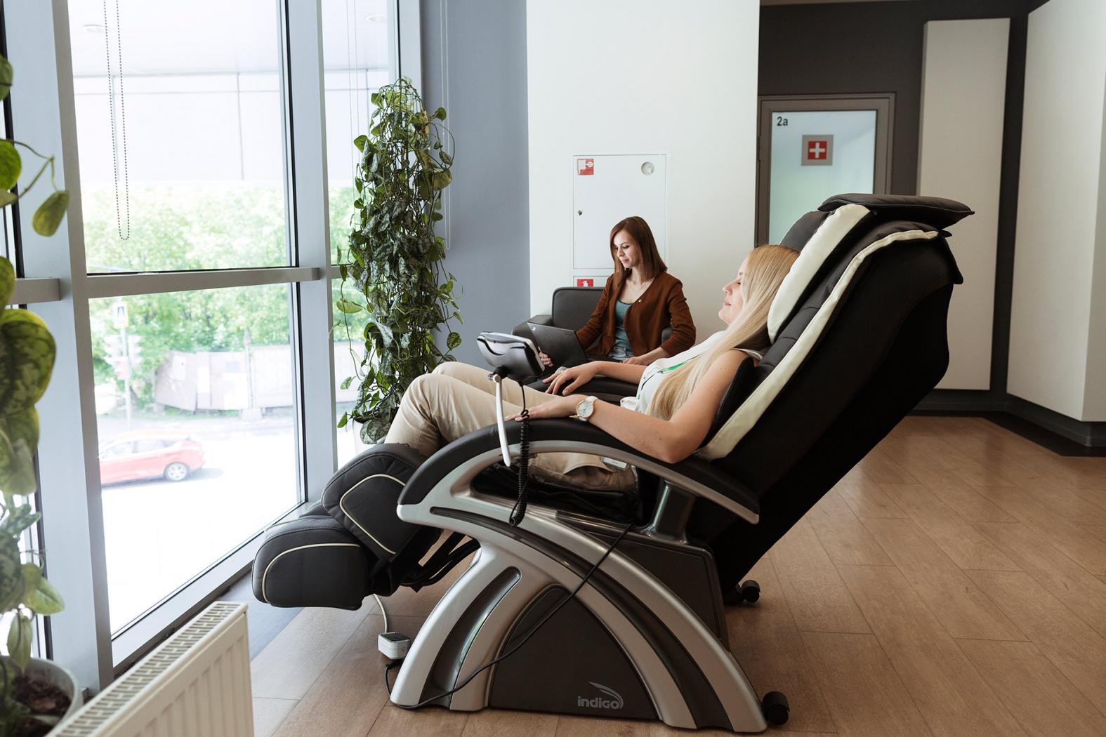 В холле стоит массажное кресло, чтобы сотрудники могли отдохнуть в течение дня.