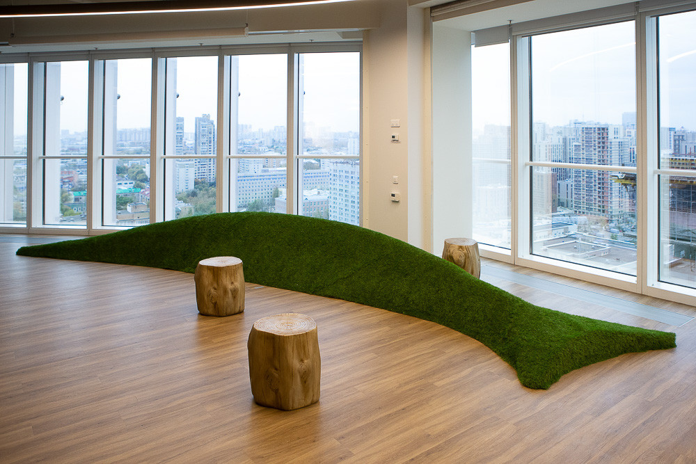Рабочее место — понятие относительное в офисе Diageo. Здесь есть специальные зоны, где можно расположиться, чтобы пообщаться с коллегами или побыть наедине с собой