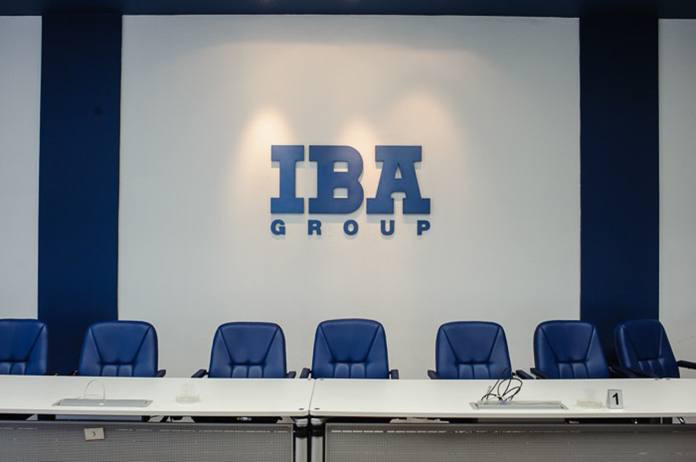 В большой переговорной IBA Group просторно и светло, здесь часто собираются для обсуждения рабочих вопросов. 