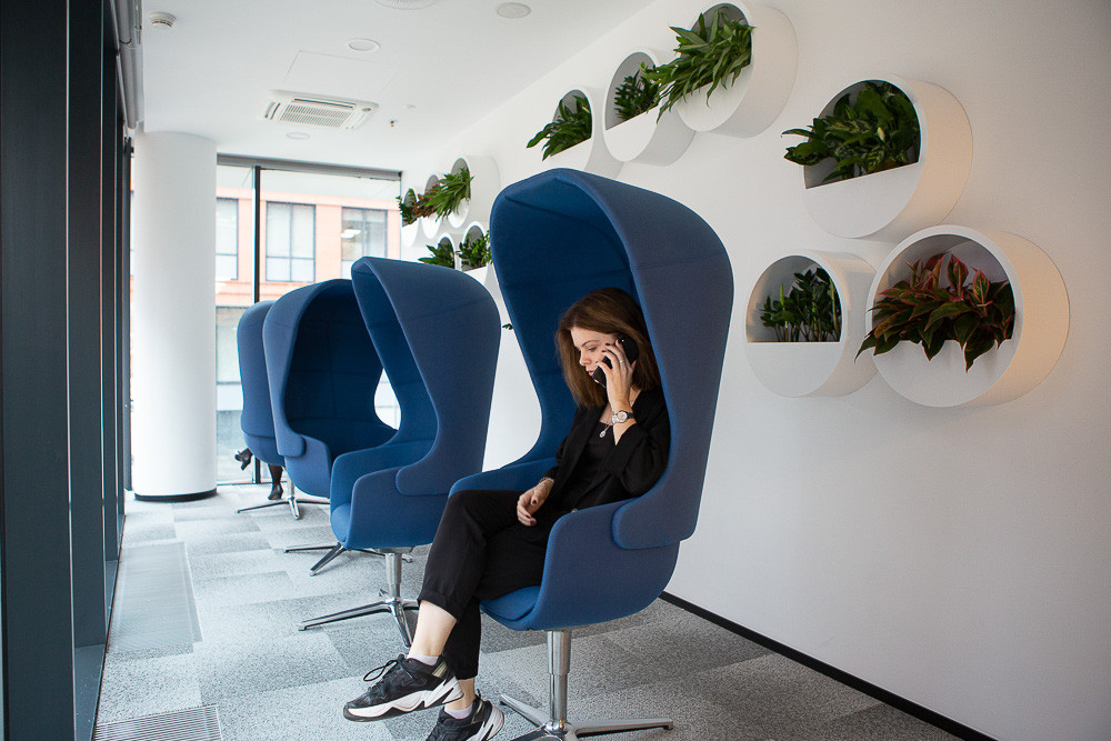В новом офисе есть зоны со звукоизолирующими креслами, где можно отдохнуть и провести переговоры.