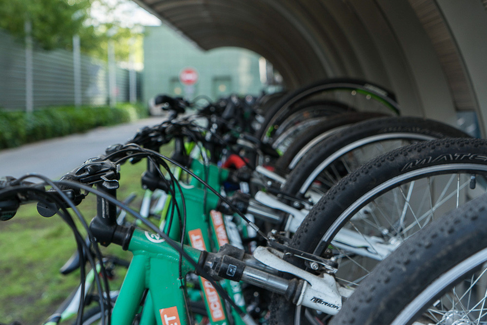 На парковке офиса есть 25 зеленых велосипедов КРОК, которыми сотрудники могут свободно пользоваться